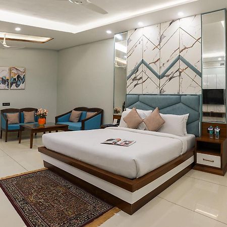 Hotel Leela Grande Karnāl Zewnętrze zdjęcie