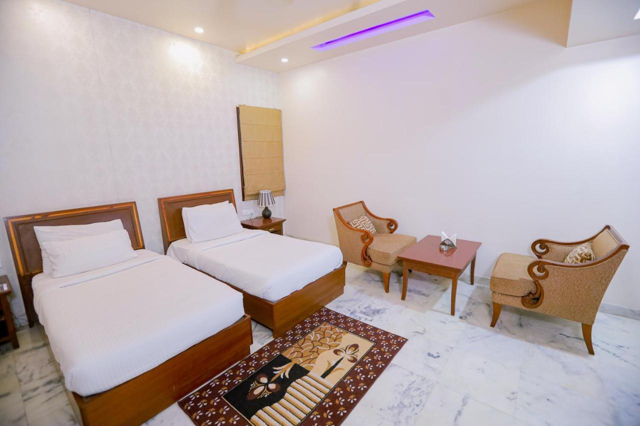 Hotel Leela Grande Karnāl Zewnętrze zdjęcie