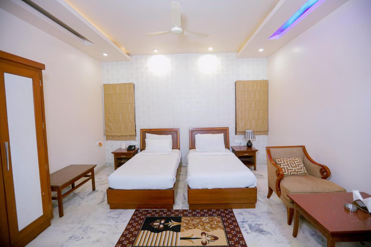 Hotel Leela Grande Karnāl Zewnętrze zdjęcie