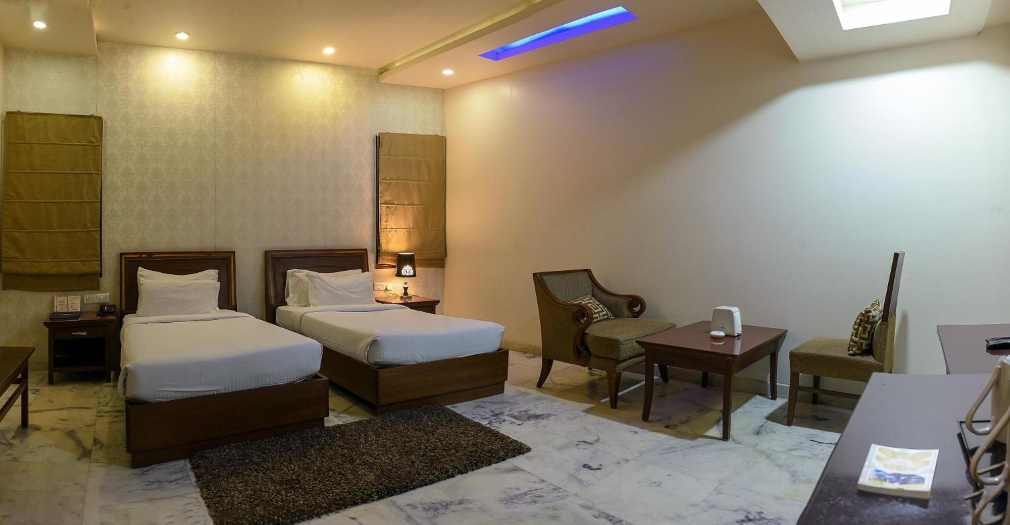 Hotel Leela Grande Karnāl Zewnętrze zdjęcie