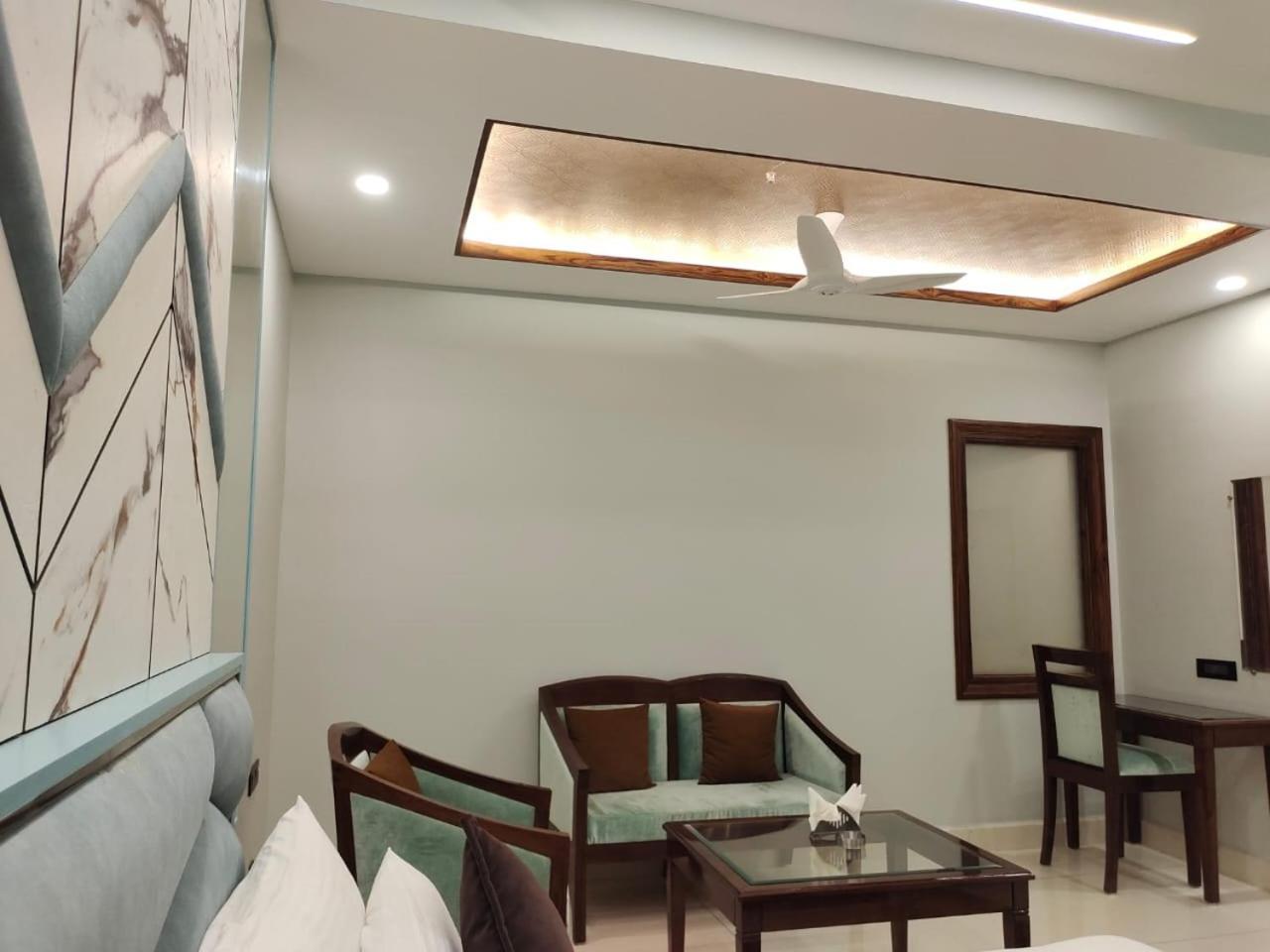 Hotel Leela Grande Karnāl Zewnętrze zdjęcie
