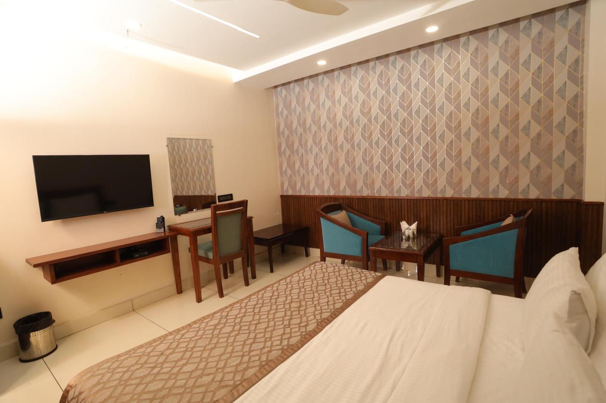 Hotel Leela Grande Karnāl Zewnętrze zdjęcie